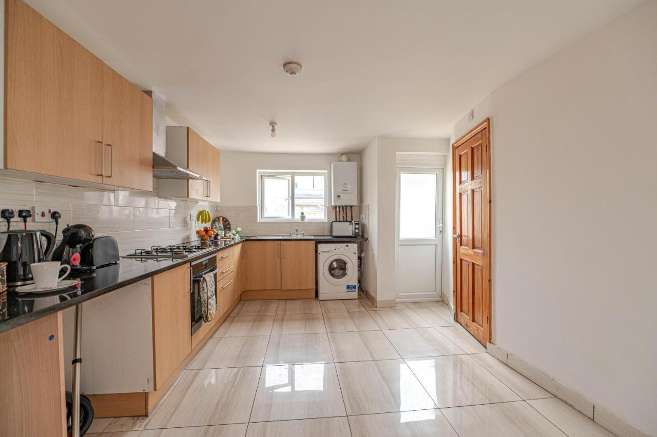 Beautiful 4 Bedrooms House, 7 Walk To Train Station Plumstead  Exterior foto