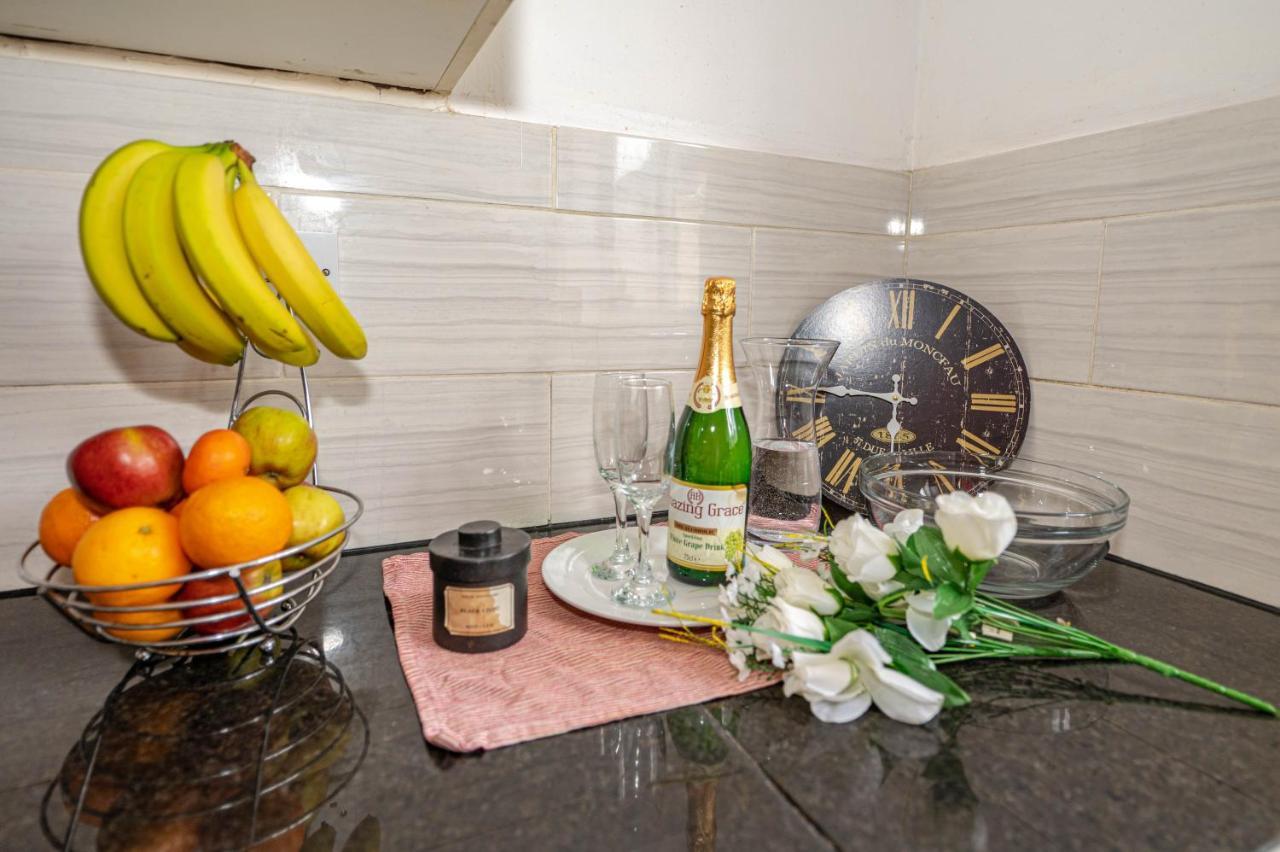 Beautiful 4 Bedrooms House, 7 Walk To Train Station Plumstead  Exterior foto